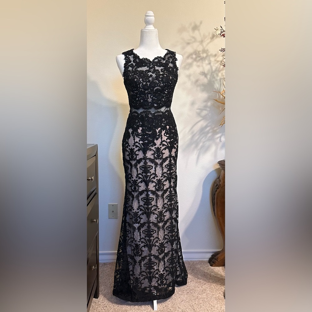 Elegant Black Lace Evening Dress